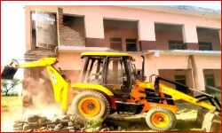 तालाब की भूमि पर बने सपा नेता के गेस्ट हाउस पर गरजा बाबा का बुलडोजर तालाब की भूमि पर बने सपा नेता के गेस्ट हाउस पर गरजा बाबा का बुलडोजर
