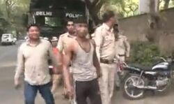 जहांगीरपुरी हिंसा में अब तक 20 अरेस्ट- 3 पिस्टल सहित पांच तलवार बरामद जहांगीरपुरी हिंसा में अब तक 20 अरेस्ट- 3 पिस्टल सहित पांच तलवार बरामद