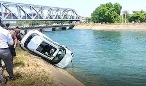 नहर में कार के गिरने से पांच लोगों की मौत नहर में कार के गिरने से पांच लोगों की मौत