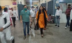 औचक निरीक्षण करने पहुंची DM ने अनुपस्थित मिले कर्मचारियों का काटा वेतन