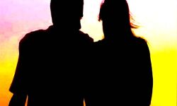 एक लाख रुपए में बेच खाई पड़ोसी की पत्नी-उसे पता भी नहीं चला