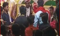 दूल्हे के वरमाला डालते ही दुल्हन ने गाल पर जडे ताबड़तोड़ तमाचे-वीडियो वायरल