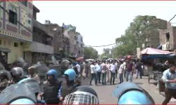 जहांगीरपुरी में गोलीबाज की पत्नी को हिरासत में लेने पर फिर हुई पत्थरबाजी जहांगीरपुरी में गोलीबाज की पत्नी को हिरासत में लेने पर फिर हुई पत्थरबाजी