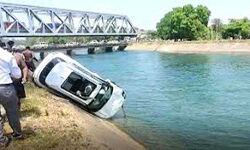 नहर में कार के गिरने से पांच लोगों की मौत