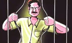 पुलिसकर्मियों की आंखों में झोंकी धूल- तीन कैदी हुए फरार