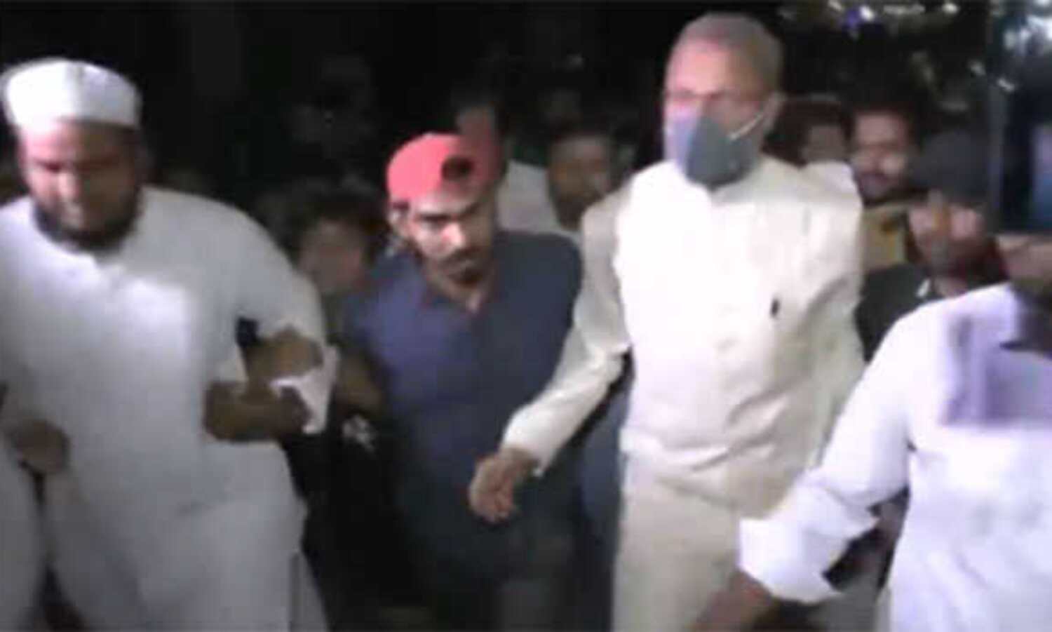 दिल्ली के जहांगीरपुरी इलाके में पहुंचे सांसद ओवैसी, पुलिस ने रोका