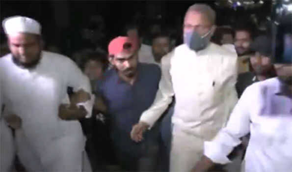 दिल्ली के जहांगीरपुरी इलाके में पहुंचे सांसद ओवैसी, पुलिस ने रोका
