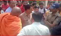 पुलिस ने रोका तो टोल प्लाजा पर ही स्वामी जी करने लगे हनुमान चालीसा पाठ