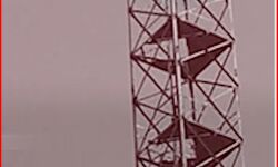 पुलिस ने नहीं की सुनवाई तो टावर पर चढ गया युवक-कूदने पर आमादा पुलिस ने नहीं की सुनवाई तो टावर पर चढ गया युवक-कूदने पर आमादा