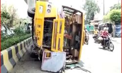 बच्चों को लेने जा रही तेज रफ्तार स्कूली बस पलटी-मचा हडकंप बच्चों को लेने जा रही तेज रफ्तार स्कूली बस पलटी-मचा हडकंप