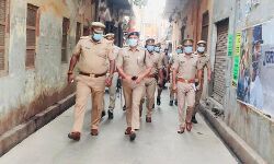 पुलिस अधीक्षक ने फोर्स के साथ पैदल गस्त कर चेकिंग की पुलिस अधीक्षक ने फोर्स के साथ पैदल गस्त कर चेकिंग की