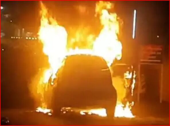 SP के बंगले पर खड़ी कार अचानक से बनी आग का गोला-मचा हडकंप