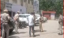 गवाही देने के लिए आए युवक को अदालत परिसर में गोलियों से भूना गवाही देने के लिए आए युवक को अदालत परिसर में गोलियों से भूना