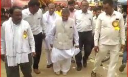 मेले में पहुंचे BJP MLA के जूते चोरी-नंगे पांव कार तक पहुंचे मेले में पहुंचे BJP MLA के जूते चोरी-नंगे पांव कार तक पहुंचे