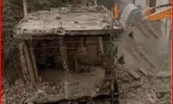 सड़क चौड़ी करने को 300 साल पुराने मंदिर पर चला बुलडोजर सड़क चौड़ी करने को 300 साल पुराने मंदिर पर चला बुलडोजर