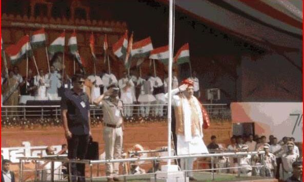 विजयोत्सव पर बना वर्ल्ड रिकॉर्ड-एक साथ लहराए 77 हजार 700 तिरंगे