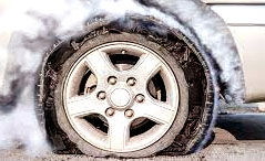 गर्मी से टायर फटने पर कार दुर्घटनाग्रस्त- दंपति की मौत