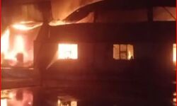 कारपेट बनाने वाली फैक्ट्री के गोदाम में आग-लाखों का माल हुआ जलकर खाक कारपेट बनाने वाली फैक्ट्री के गोदाम में आग-लाखों का माल हुआ जलकर खाक