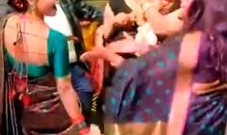 शादी में आंटी ने काटा बवाल- ग़दर काट डांस से लूट ली सारी महफिल शादी में आंटी ने काटा बवाल- ग़दर काट डांस से लूट ली सारी महफिल