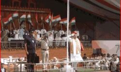 विजयोत्सव पर बना वर्ल्ड रिकॉर्ड-एक साथ लहराए 77 हजार 700 तिरंगे