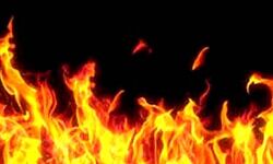 चूल्हे की चिंगारी से घर में लगी आग- एक की मौत चूल्हे की चिंगारी से घर में लगी आग- एक की मौत