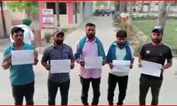 हाथ में ली तख्ती, किया सरेंडर- बोले छोड़ दो अब की बार, नहीं बनाएंगे शराब हाथ में ली तख्ती, किया सरेंडर- बोले छोड़ दो अब की बार, नहीं बनाएंगे शराब