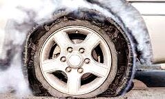 गर्मी से टायर फटने पर कार दुर्घटनाग्रस्त- दंपति की मौत