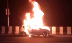 एक्सप्रेस-वे पर चलती गाड़ी बनी आग का गोला- ऐसे बचाई चालक ने अपनी जान