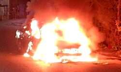 एक्सप्रेस वे पर कार बनी आग का गोला एक्सप्रेस वे पर कार बनी आग का गोला