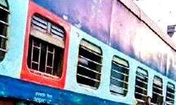 स्टेशन के प्लेटफार्म नंबर एक पर टकराई ट्रेन- शेल्टर हुआ क्षतिग्रस्त स्टेशन के प्लेटफार्म नंबर एक पर टकराई ट्रेन- शेल्टर हुआ क्षतिग्रस्त