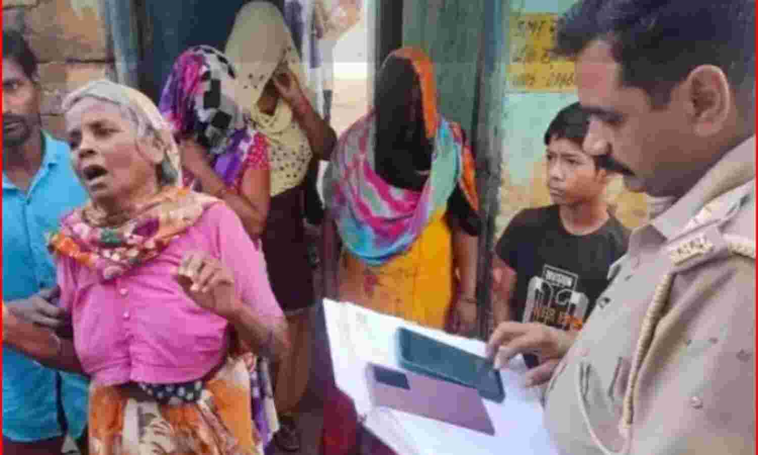 मामूली बात पर पति ने उड़ा दी पत्नी की गर्दन-सने कपडों में पहुंच गया..