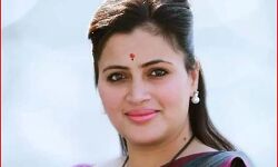 जेल भेजी गई सांसद की हालत बिगड़ी, इलाज जारी- आवास पर प्रदर्शन जेल भेजी गई सांसद की हालत बिगड़ी, इलाज जारी- आवास पर प्रदर्शन