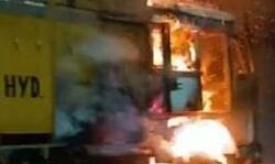 एक्सप्रेस-वे पर दवाइयों से भरा ट्रक जला-चालक ने कूदकर बचाई जान एक्सप्रेस-वे पर दवाइयों से भरा ट्रक जला-चालक ने कूदकर बचाई जान