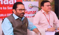 हुनर हाट में महिला कारीगरों को मिला शानदार मौक़ा : नकवी हुनर हाट में महिला कारीगरों को मिला शानदार मौक़ा : नकवी