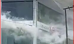 कार शोरूम में लगी आग-5 सुरक्षित निकाले-करोड़ों के नुकसान की आशंका