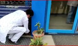 BJP MLA ने HDFC बैंक में जड़ा ताला-चाबी ले गए साथ BJP MLA ने HDFC बैंक में जड़ा ताला-चाबी ले गए साथ