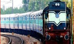 ट्रैक पर दौड़ रही ट्रेन के सामने युवती ने लगाई रेस और ऐसे रुकवा दी रेल