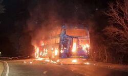 नक्सलियों ने यात्री बस को किया आग के हवाले