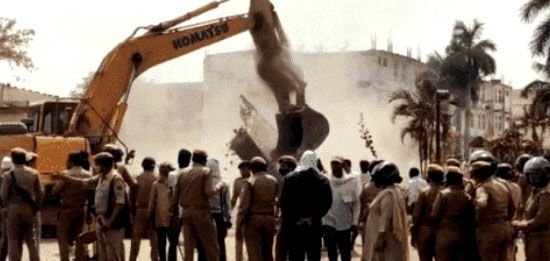 मुआवजा ले लिया- नहीं हटाया कब्जा, अब गरज रहे बाबा के बुलडोजर