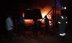 थाने पर गिरी बिजली की हाईटेंशन लाइन - 100 से अधिक वाहनों में लगी आग थाने पर गिरी बिजली की हाईटेंशन लाइन - 100 से अधिक वाहनों में लगी आग