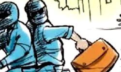 बाइक सवार पर हमला कर 5 लाख रुपए लूट कर फरार हुए बदमाश बाइक सवार पर हमला कर 5 लाख रुपए लूट कर फरार हुए बदमाश