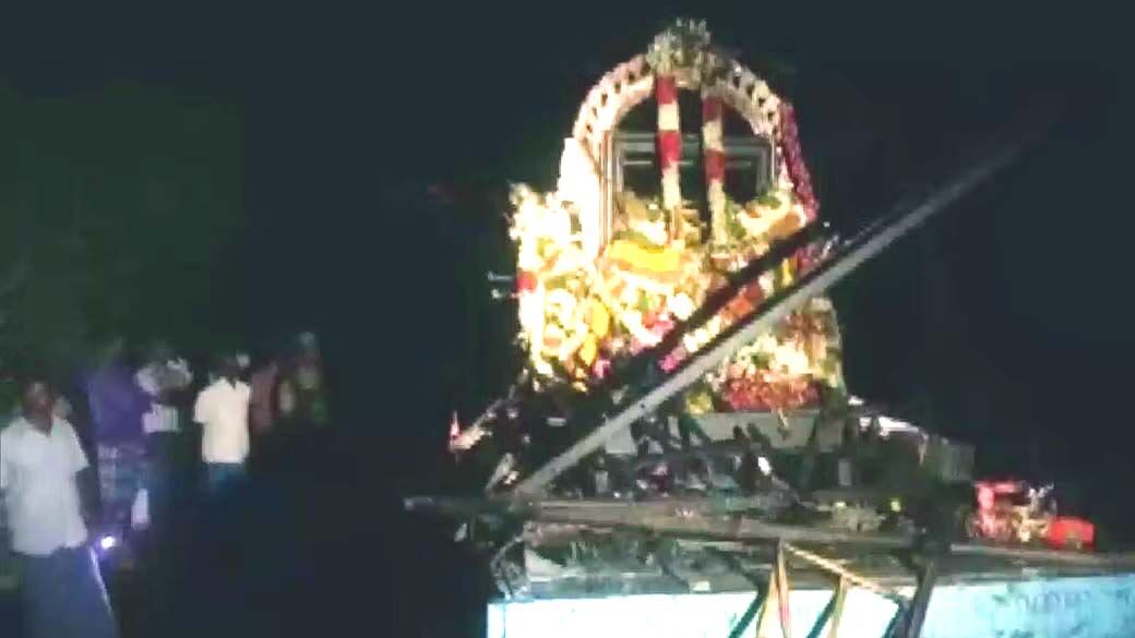 हाई टेंशन तार से टकराया मंदिर का रथ- 11 की मौत