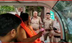 भगवाधारी संत के लिए कर दिए ताजमहल के दरवाजे बंद भगवाधारी संत के लिए कर दिए ताजमहल के दरवाजे बंद