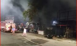 फ्लावर मार्केट में लगी आग- दुकानें हो गई जलकर खाक फ्लावर मार्केट में लगी आग- दुकानें हो गई जलकर खाक