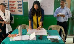 DM के निरीक्षण में स्कूल से नदारद मिले बच्चे- पढवाई किताबें