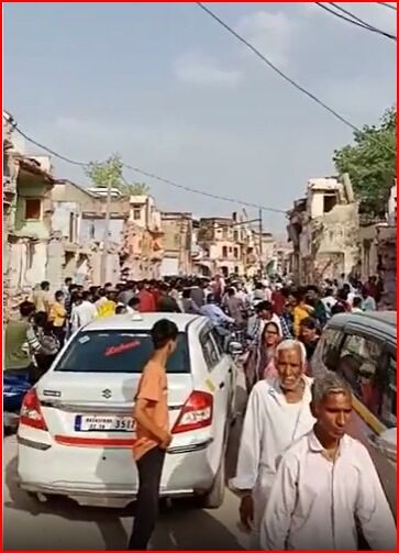 300 साल पुराने मंदिर पर बुलडोजर चलने के विरोध में सड़क पर उतरे साधु संत 300 साल पुराने मंदिर पर बुलडोजर चलने के विरोध में सड़क पर उतरे साधु संत