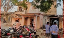 रास्ते में आए मंदिर को देख बुलडोजर के छूटे पसीने-बंद हुई गर्जना रास्ते में आए मंदिर को देख बुलडोजर के छूटे पसीने-बंद हुई गर्जना