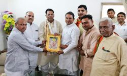 भाजपा पिछड़ा मोर्चा ने किया राज्यमंत्री का सम्मान- सौंपा प्रतीक चिन्ह भाजपा पिछड़ा मोर्चा ने किया राज्यमंत्री का सम्मान- सौंपा प्रतीक चिन्ह