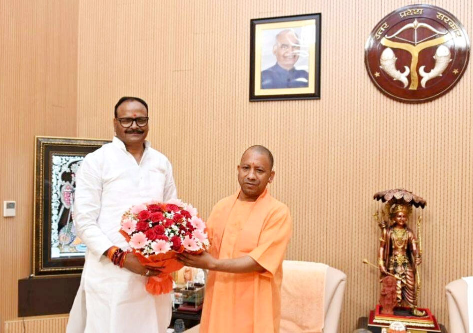 नायक बने डिप्टी CM- स्वास्थ्य विभाग को सुधारने का पाठ पढ़ा रहे पाठक नायक बने डिप्टी CM- स्वास्थ्य विभाग को सुधारने का पाठ पढ़ा रहे पाठक