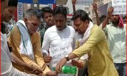 पेट्रोल के बढ़ते दामों को लेकर ग्रहण की सरकार को बद्दुआ देने की शपथ